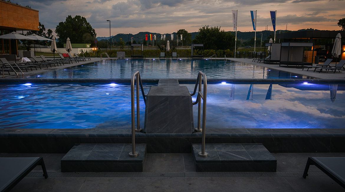Două piscine și Jacuzzi în Tirana, Albania