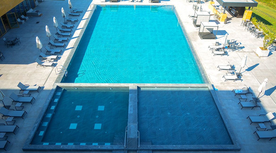 Două piscine și Jacuzzi în Tirana, Albania